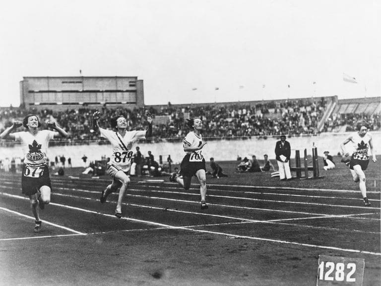 Betty Robinson remportant le 100m des Jeux d'Amsterdam en 1928