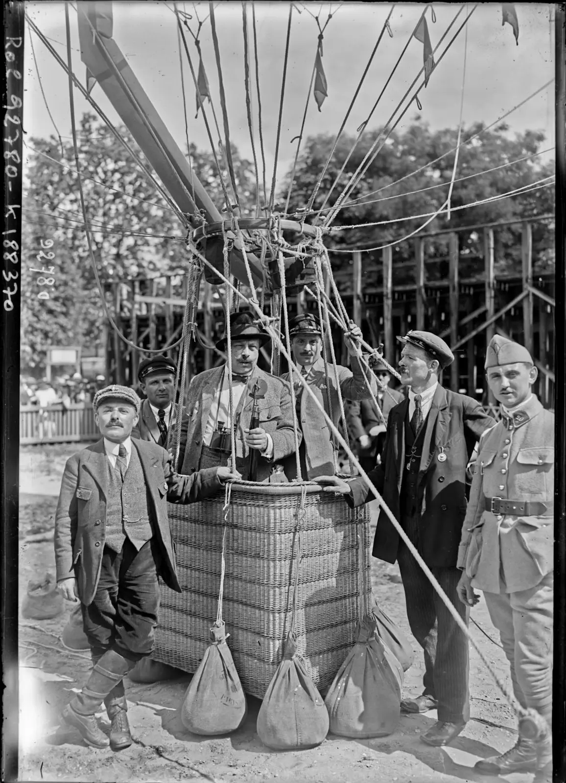 Edmond Dehorter, le commentateur sportif dans son ballon captif