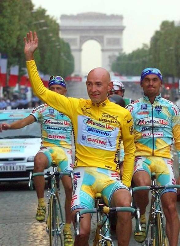 Pantani célébrant son doublé Giro/Tour de France sur les Champs-Elysées en 1998