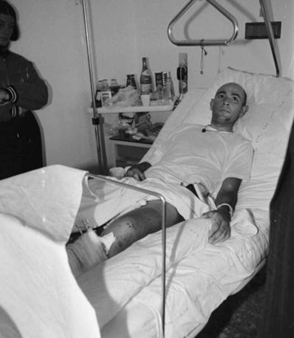 Marco Pantani avec sa grave blessure à la jambe sur son lit d'hôpital