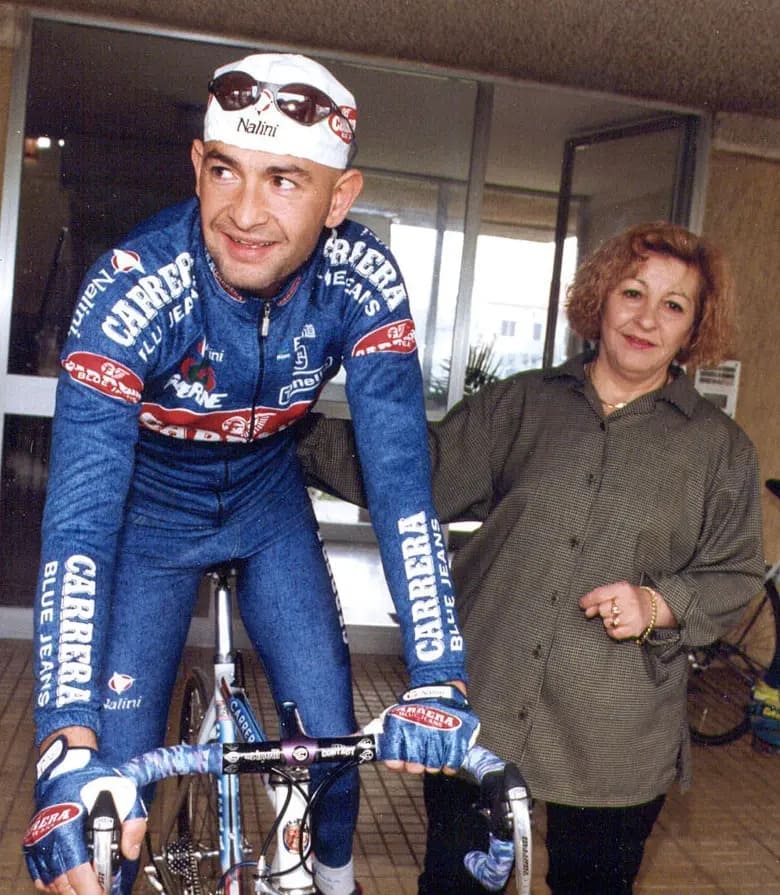 Marco Pantani avec le maillot de son équipe Carrera, accompagné de sa mère Tonina Pantani