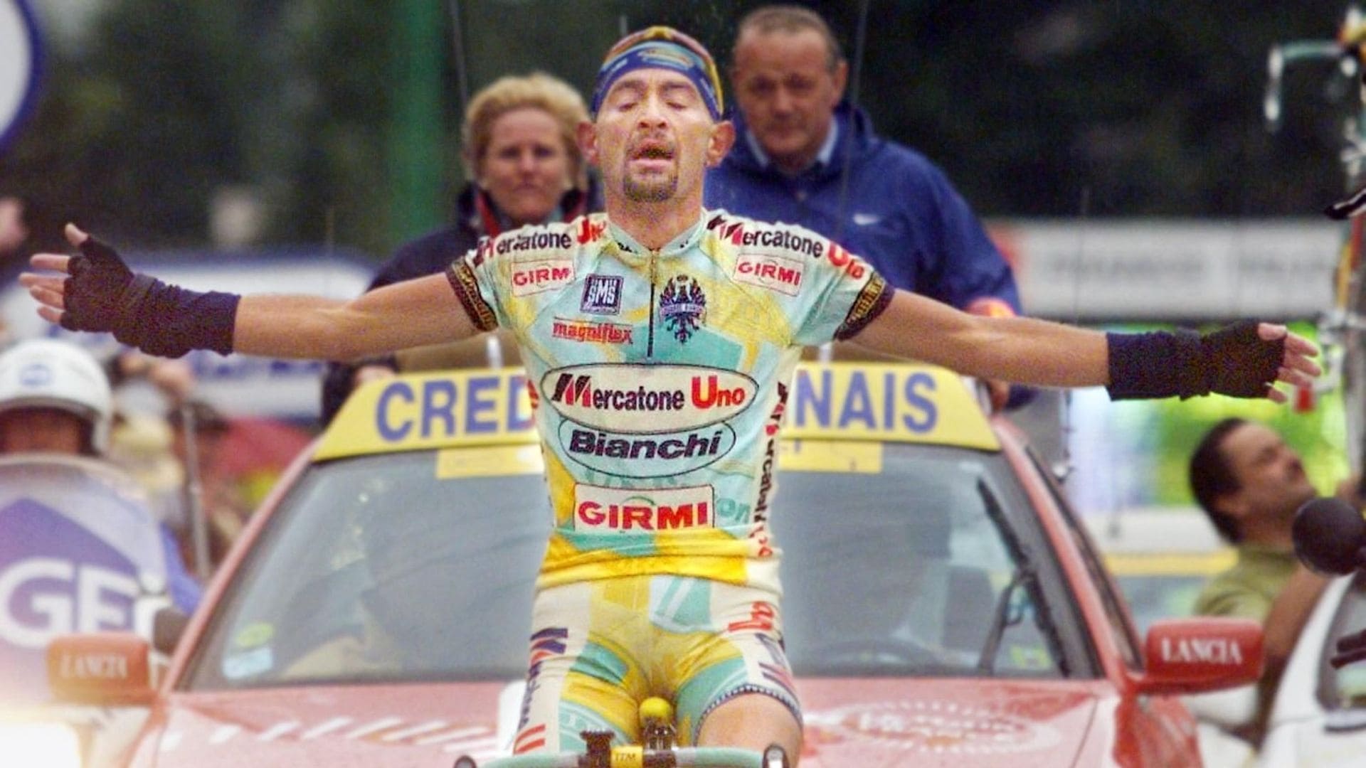 Marco Pantani levant les bras lors de sa victoire dans le Tour de France 1998 aux Deux Alpes