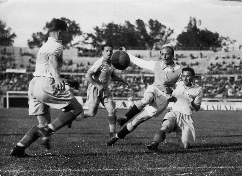 Sindelar effectuant un tir lors d'un match