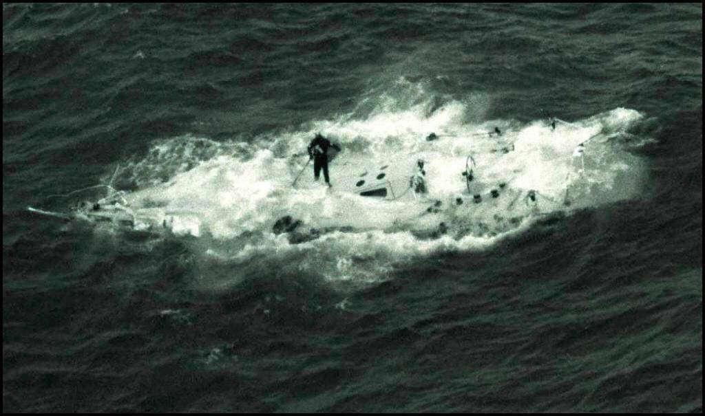 Raphaël Dinelli avec son bateau quasiment entièrement immergé en plein naufrage